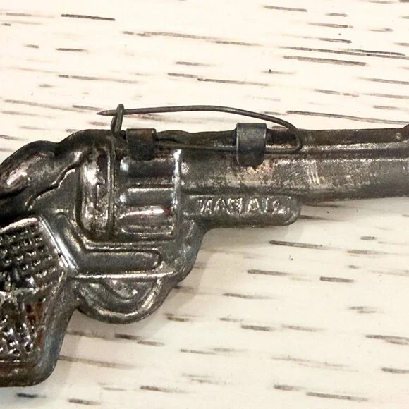 Vintage PISTOL Gun Pressed Tin Metal Pin Novelty Brooch 1950s Revolver Japan - Picture 3 of 5